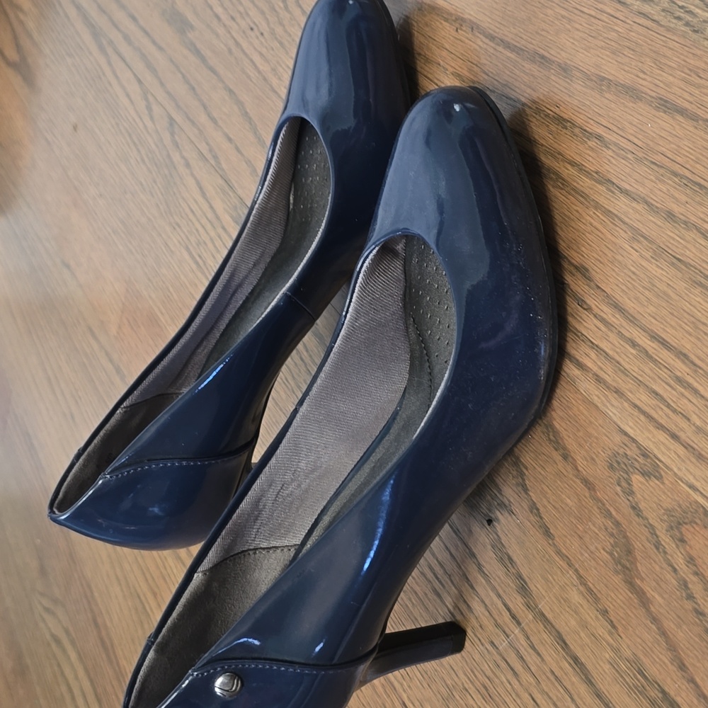 Life Stride Navy Patent Leather Heels